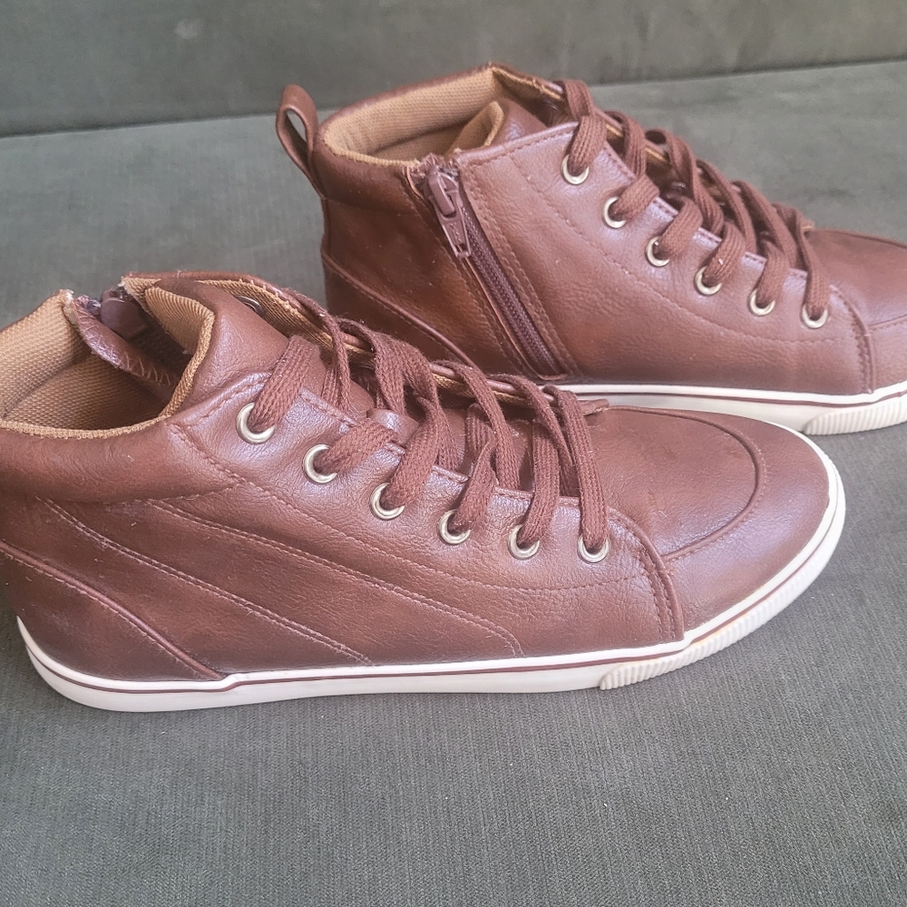 Cat & Jack Florian Sneaker - Size 5